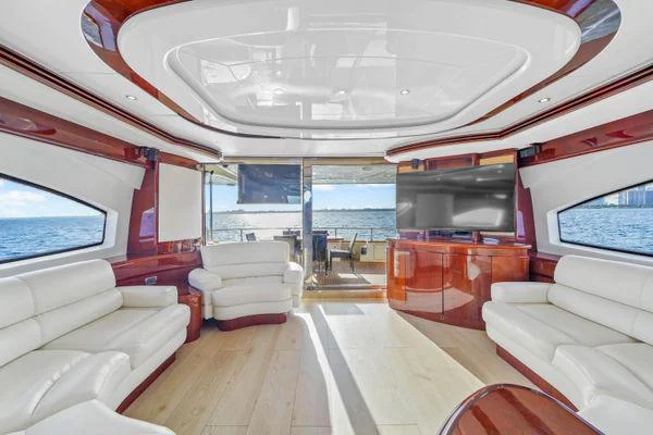 85ft Azimut Del Mar luxurious setting